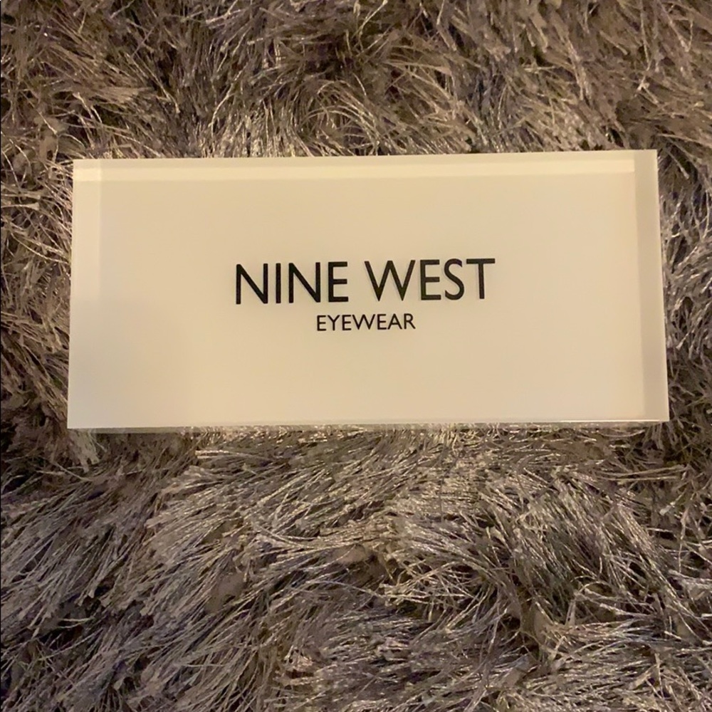 Nine West Plaque/Logo